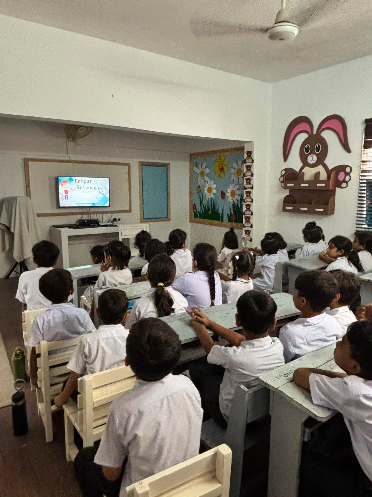 Primary students attending a computer science lesson at Warsis